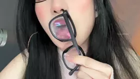 晚安yoyo_眼镜哈气甜乎