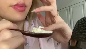 pipi酱睡不醒_吃奶油_甜麦_木勺_甜手指_吃奶油_甜麦_木勺_甜手指