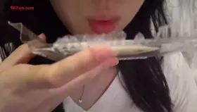 觉觉不困_舔酸奶