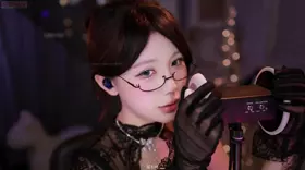 妮有柿_妮有柿_黑色蕾丝手套摩擦耳朵