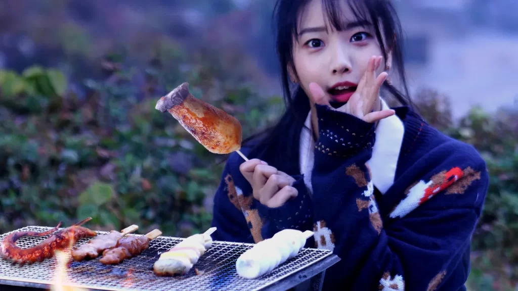 早上山雾中边聊天边做烧烤