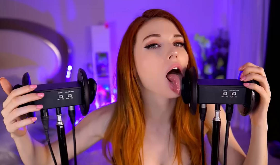Amouranth 超级灵活的舌头