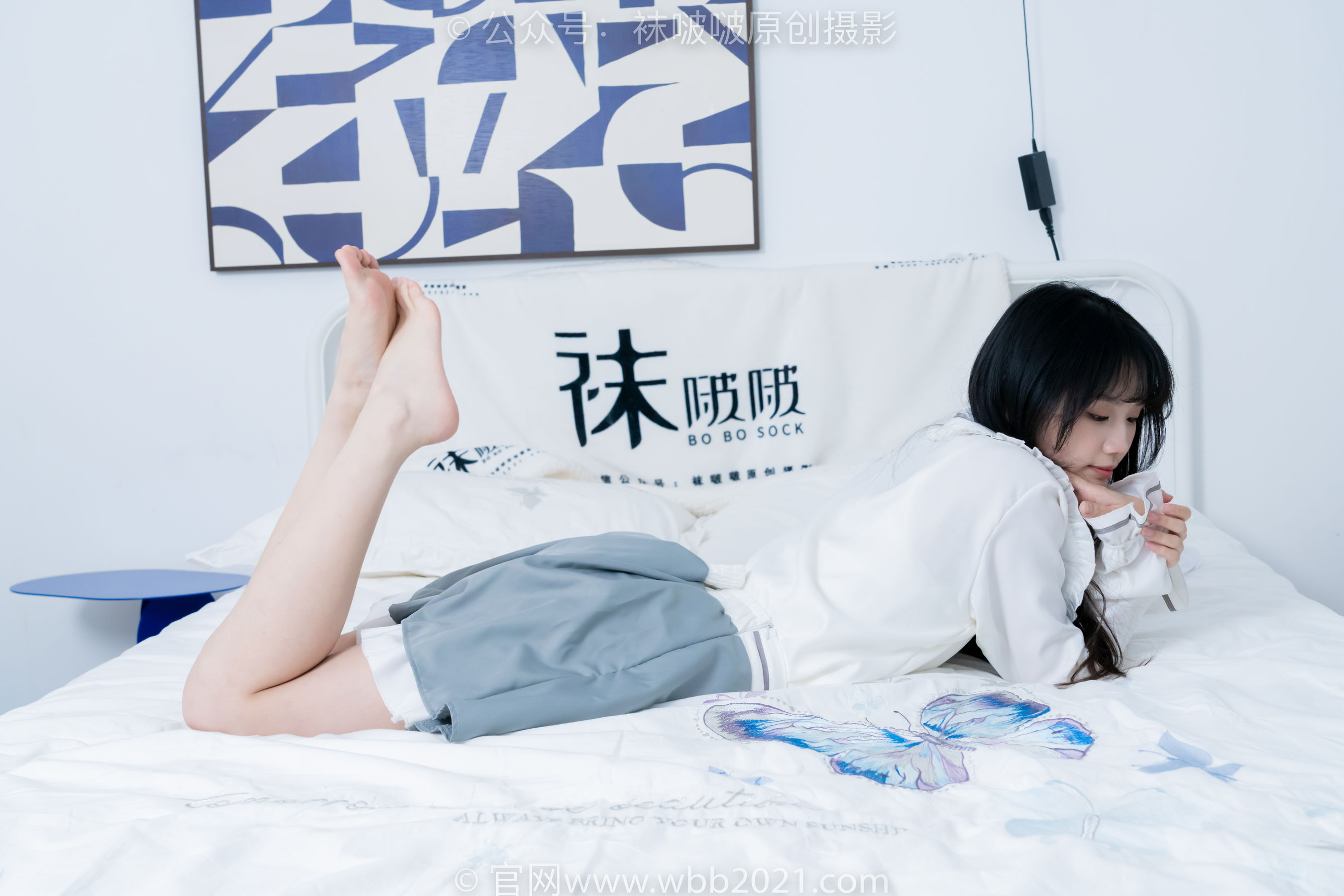 BoBoSocks袜啵啵 No.468 甜甜圈 - 高跟凉鞋、厚白丝、裸足、丝袜和裸足踩蓝莓剧情_第3张