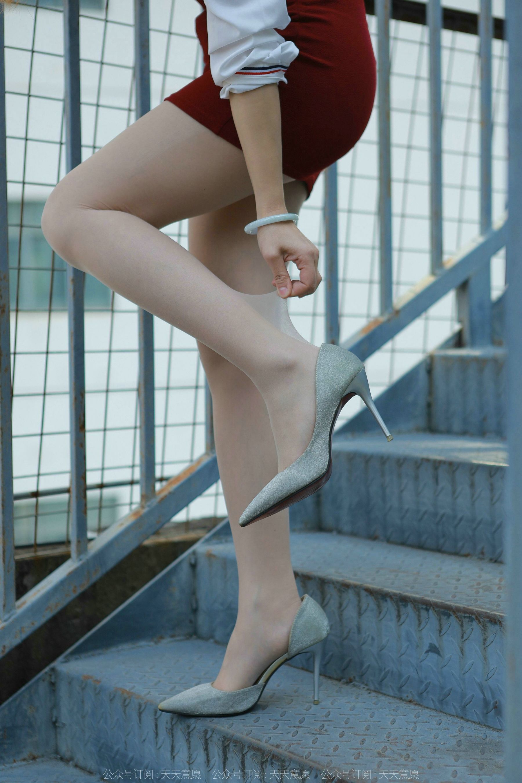 [异思趣向IESS] 模特 小婕 《性感红色包臀裙》_第2张